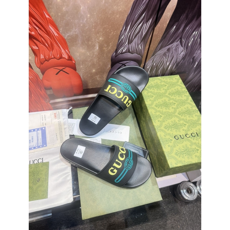 G*u*i slippers